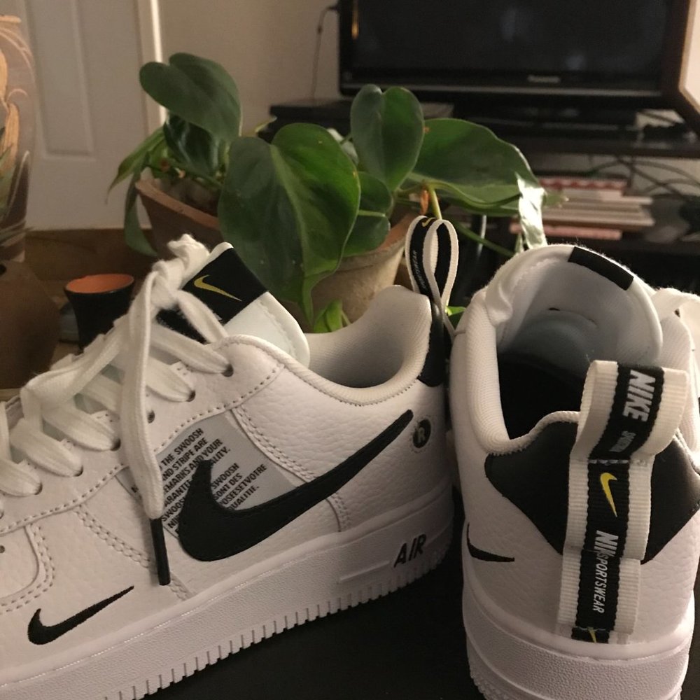 WMNS NIKE AIR FORCE 1' 07 LV8 UTILITY - Picture 2 of 7